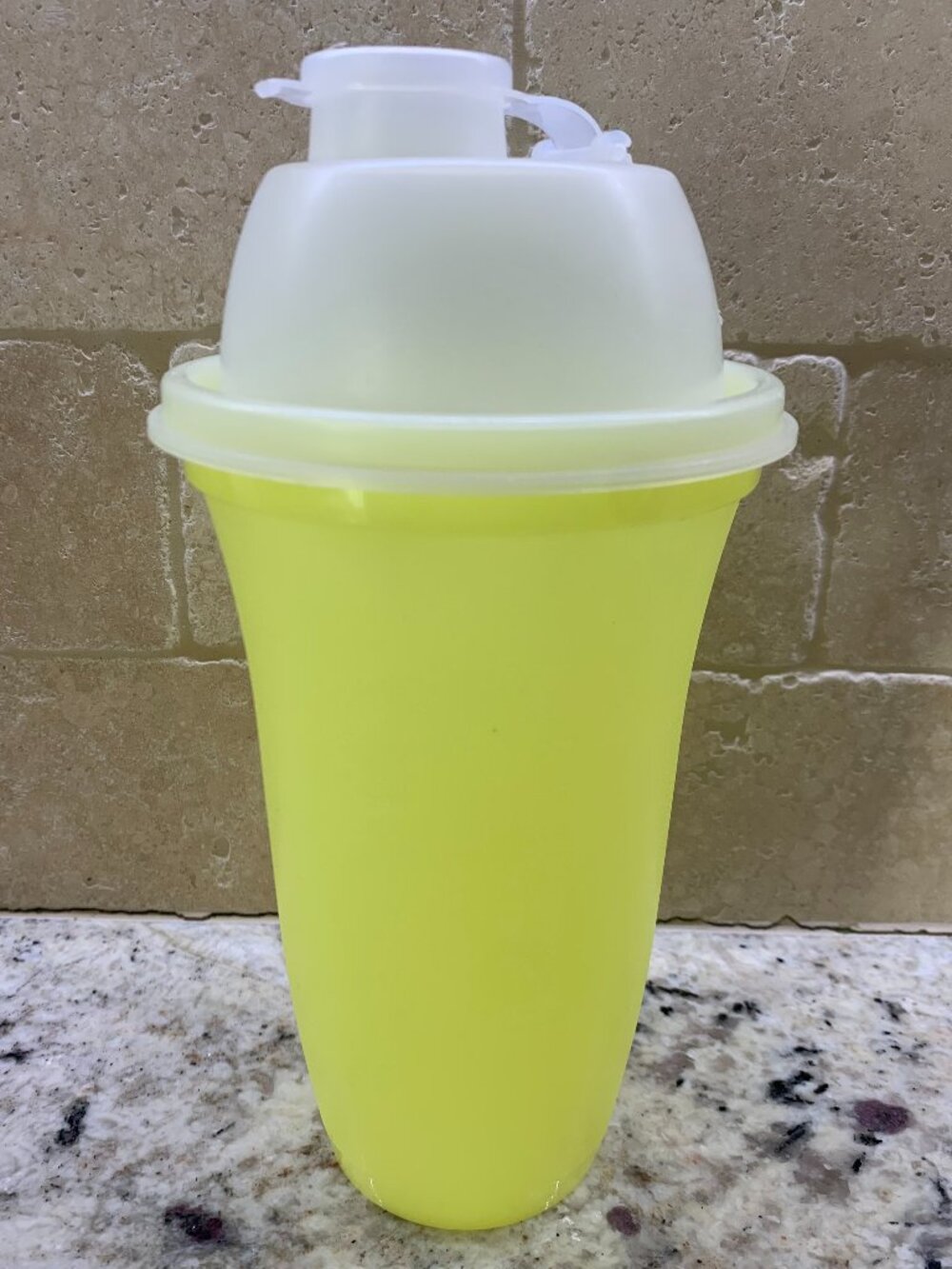 Tupperware Quick Shake Shaker Container #844 16 oz.